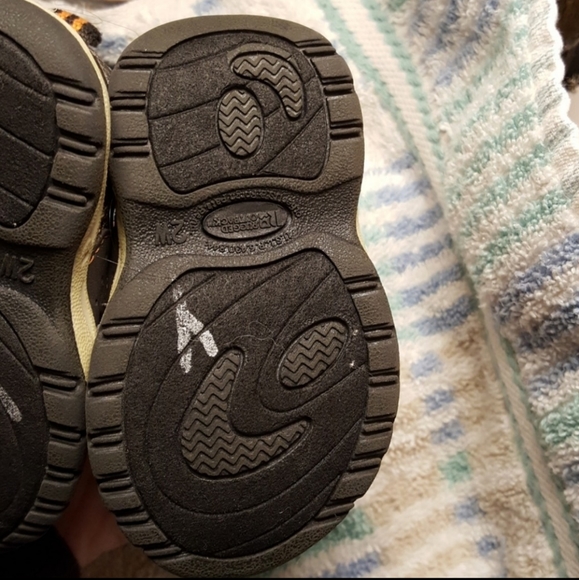 Two pairs baby shoes size 2 and 2W - Picture 8 of 8